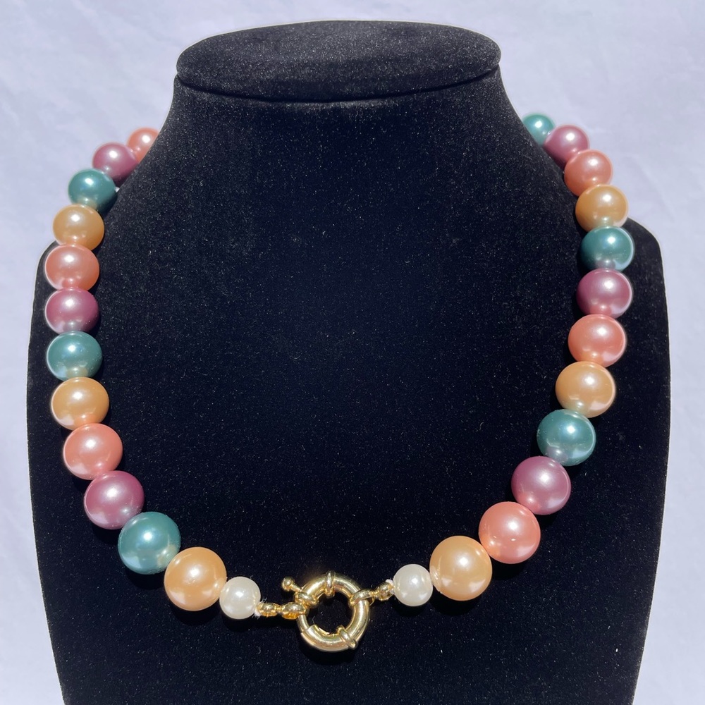 Handmade Shell Pearl Necklace - Picture 3 of 4